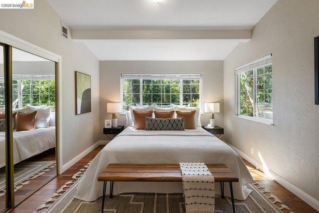 2343 Mastlands Dr, Oakland, CA 94611