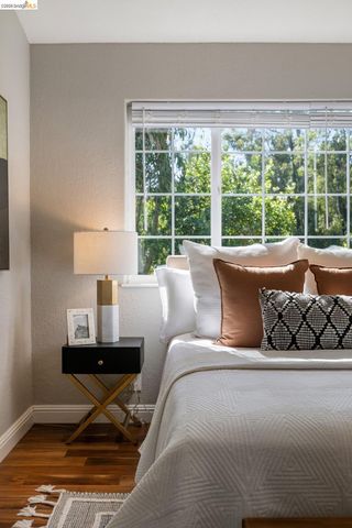 2343 Mastlands Dr, Oakland, CA 94611
