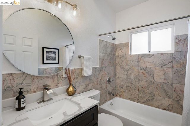 2343 Mastlands Dr, Oakland, CA 94611