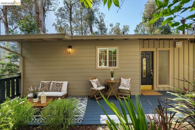 2343 Mastlands Dr, Oakland, CA 94611