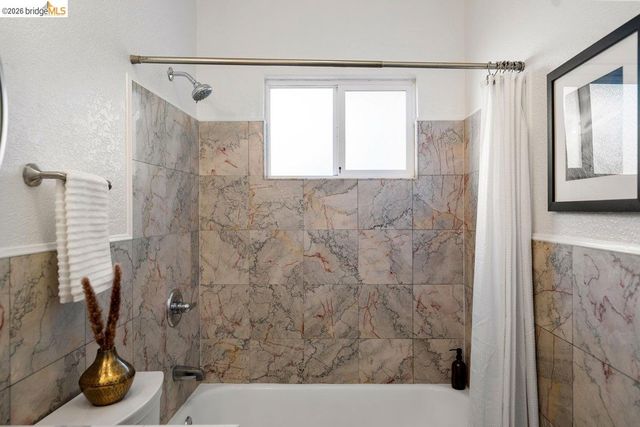 2343 Mastlands Dr, Oakland, CA 94611