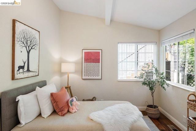 2343 Mastlands Dr, Oakland, CA 94611