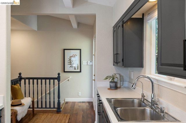 2343 Mastlands Dr, Oakland, CA 94611