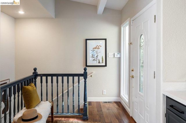 2343 Mastlands Dr, Oakland, CA 94611