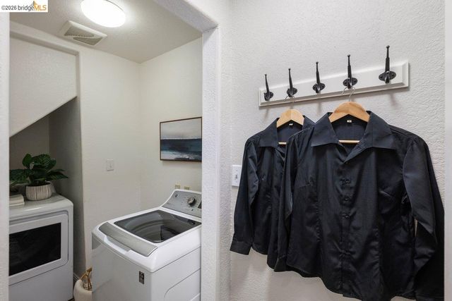 2343 Mastlands Dr, Oakland, CA 94611