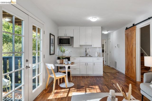 2343 Mastlands Dr, Oakland, CA 94611