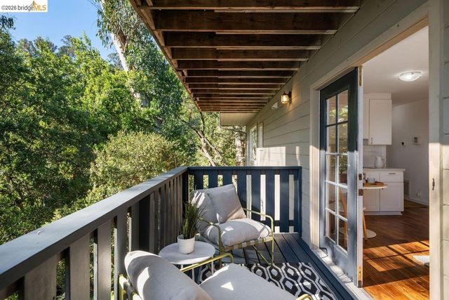 2343 Mastlands Dr, Oakland, CA 94611