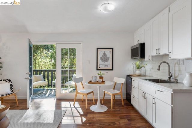 2343 Mastlands Dr, Oakland, CA 94611