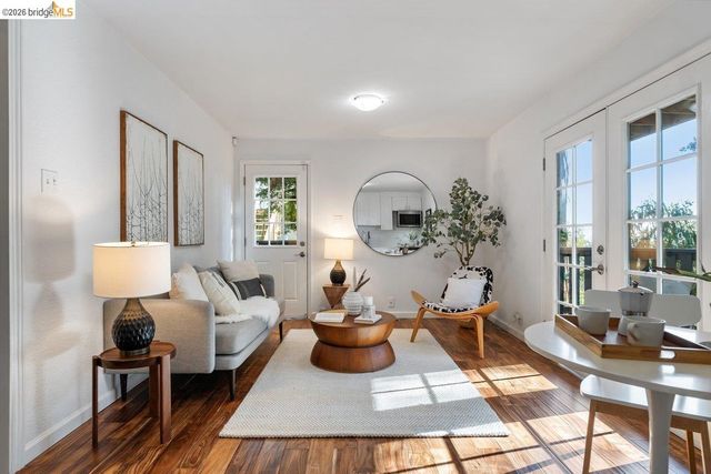 2343 Mastlands Dr, Oakland, CA 94611