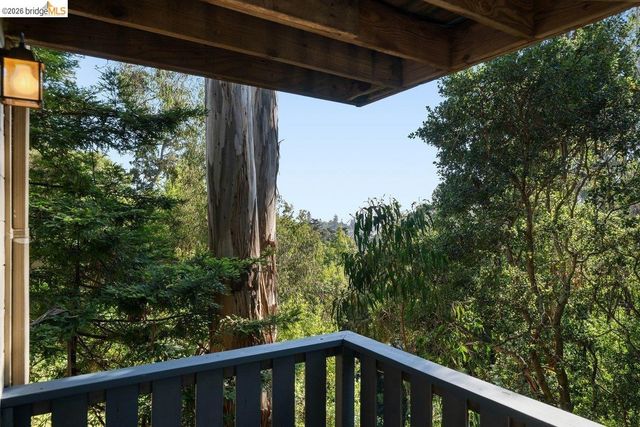 2343 Mastlands Dr, Oakland, CA 94611
