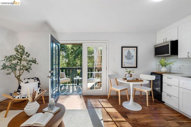 2343 Mastlands Dr, Oakland, CA 94611