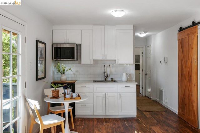 2343 Mastlands Dr, Oakland, CA 94611
