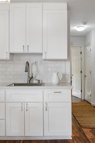 2343 Mastlands Dr, Oakland, CA 94611