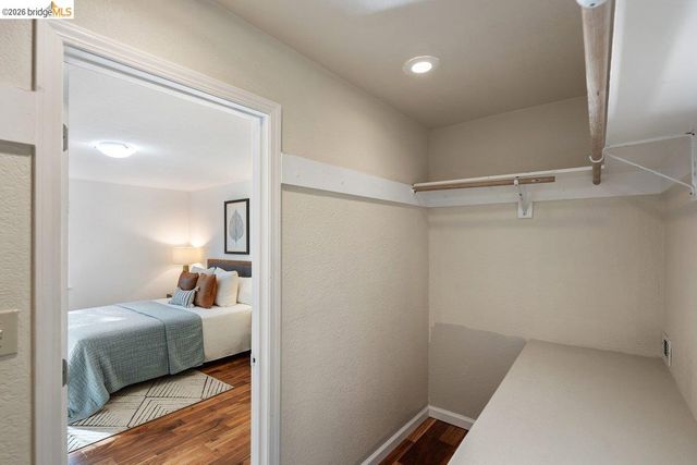 2343 Mastlands Dr, Oakland, CA 94611