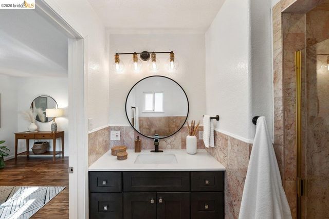 2343 Mastlands Dr, Oakland, CA 94611
