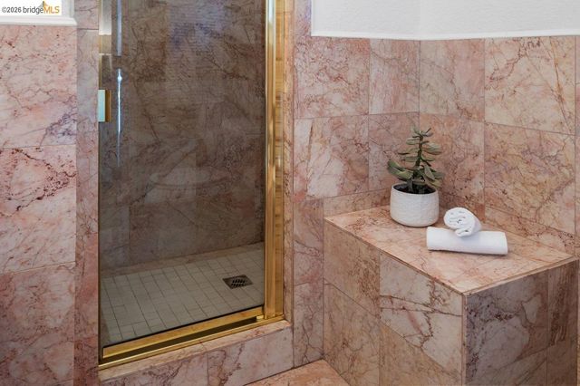 2343 Mastlands Dr, Oakland, CA 94611