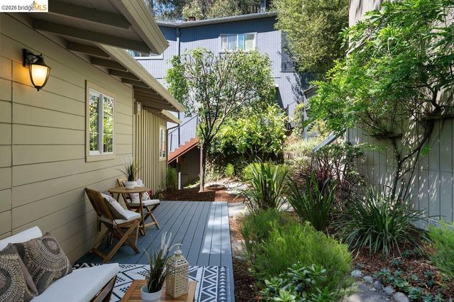 2343 Mastlands Dr, Oakland, CA 94611