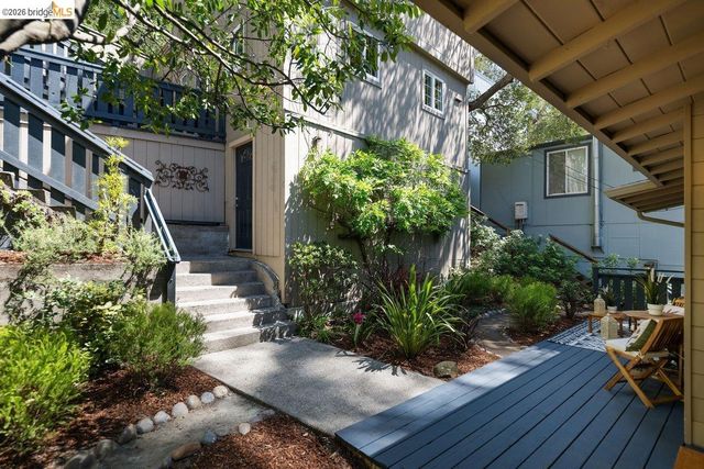 2343 Mastlands Dr, Oakland, CA 94611