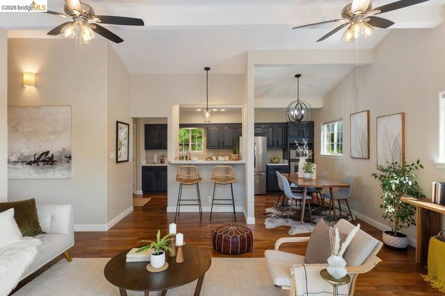 2343 Mastlands Dr, Oakland, CA 94611