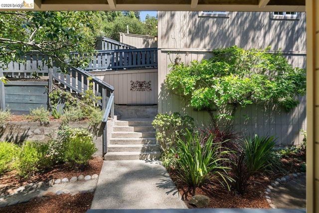 2343 Mastlands Dr, Oakland, CA 94611