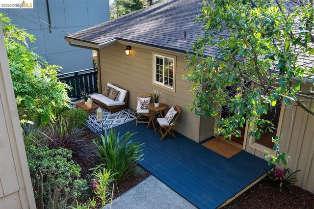 2343 Mastlands Dr, Oakland, CA 94611