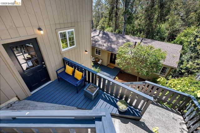 2343 Mastlands Dr, Oakland, CA 94611