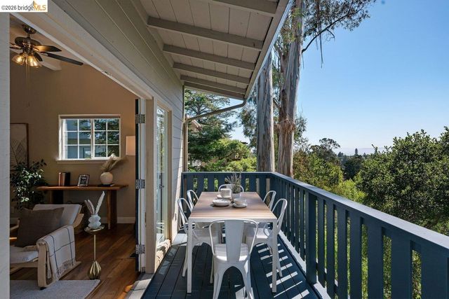 2343 Mastlands Dr, Oakland, CA 94611