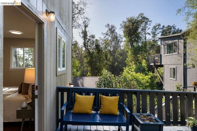 2343 Mastlands Dr, Oakland, CA 94611
