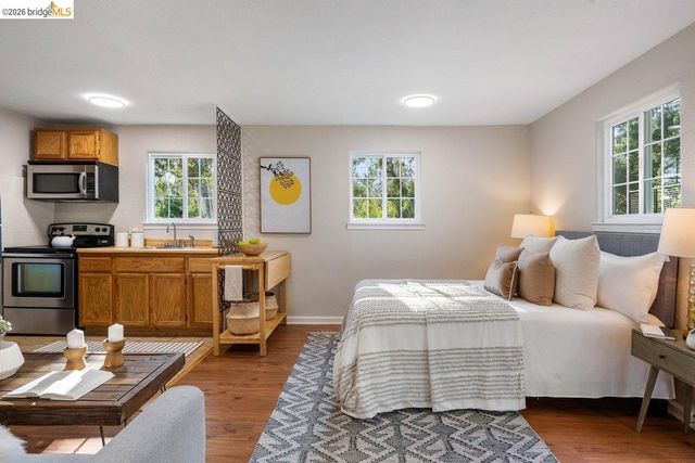 2343 Mastlands Dr, Oakland, CA 94611