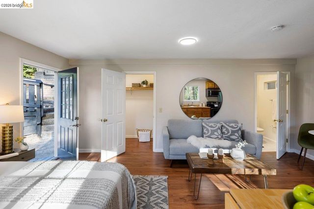 2343 Mastlands Dr, Oakland, CA 94611
