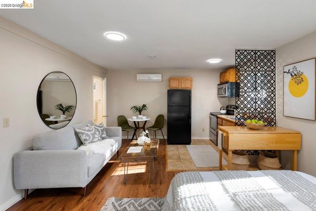 2343 Mastlands Dr, Oakland, CA 94611
