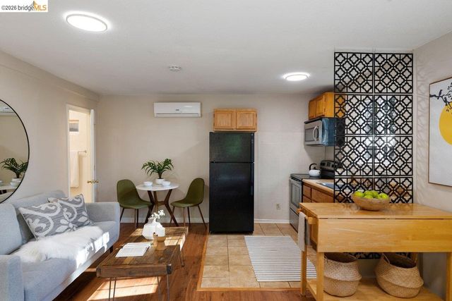 2343 Mastlands Dr, Oakland, CA 94611