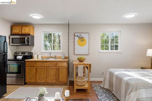 2343 Mastlands Dr, Oakland, CA 94611