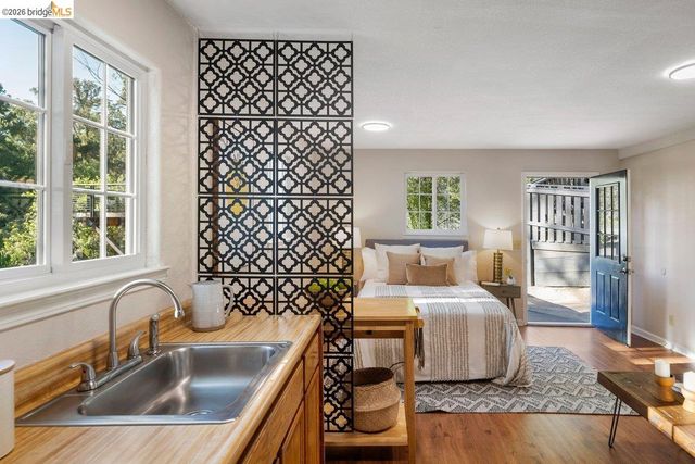 2343 Mastlands Dr, Oakland, CA 94611