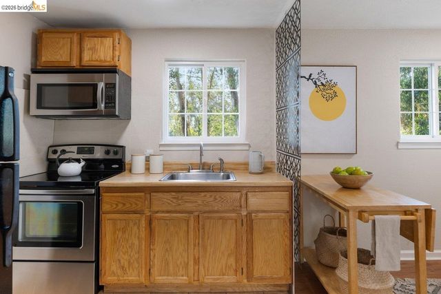 2343 Mastlands Dr, Oakland, CA 94611