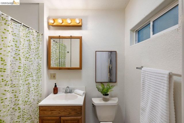 2343 Mastlands Dr, Oakland, CA 94611