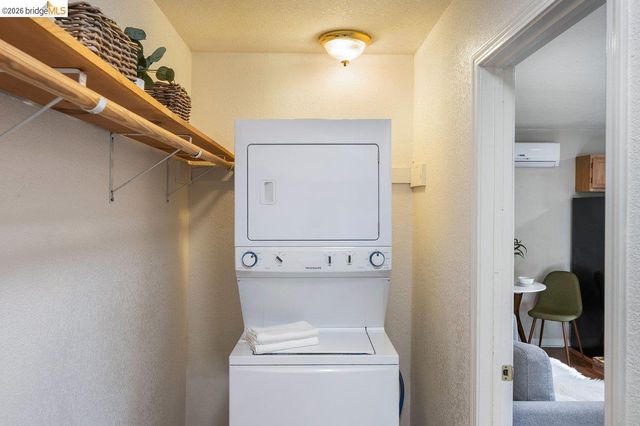 2343 Mastlands Dr, Oakland, CA 94611