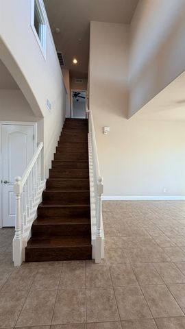 5284 W King Fisher Ln, Fresno, CA 93722