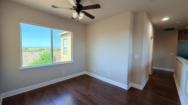 5284 W King Fisher Ln, Fresno, CA 93722