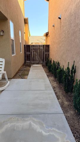 5284 W King Fisher Ln, Fresno, CA 93722