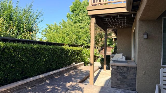 5284 W King Fisher Ln, Fresno, CA 93722