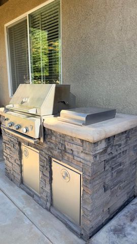 5284 W King Fisher Ln, Fresno, CA 93722