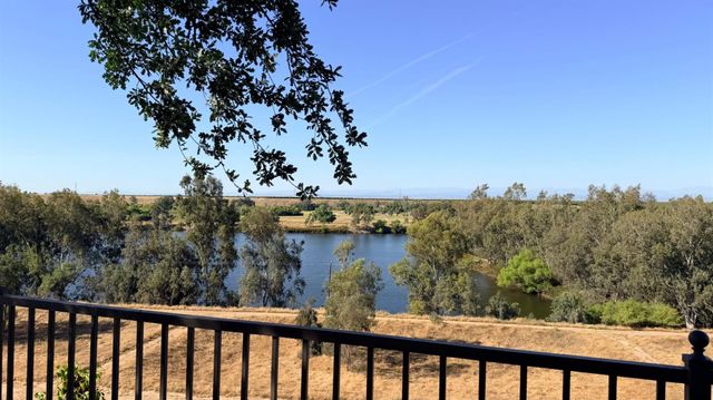 5284 W King Fisher Ln, Fresno, CA 93722
