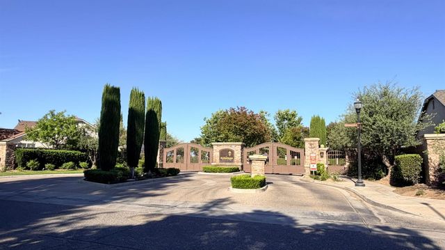 5284 W King Fisher Ln, Fresno, CA 93722
