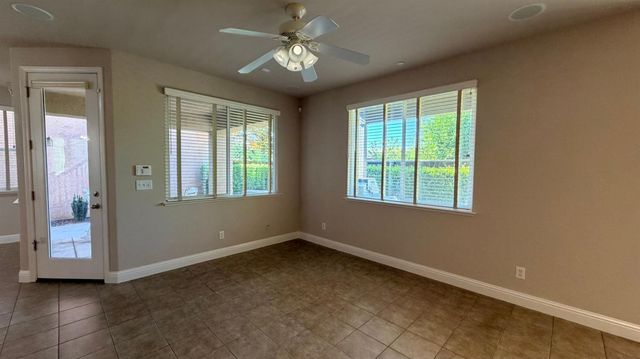 5284 W King Fisher Ln, Fresno, CA 93722
