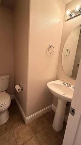 5284 W King Fisher Ln, Fresno, CA 93722