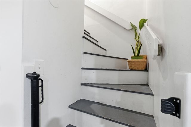 14 Mount Pleasant Ave, Dracut, MA 01826