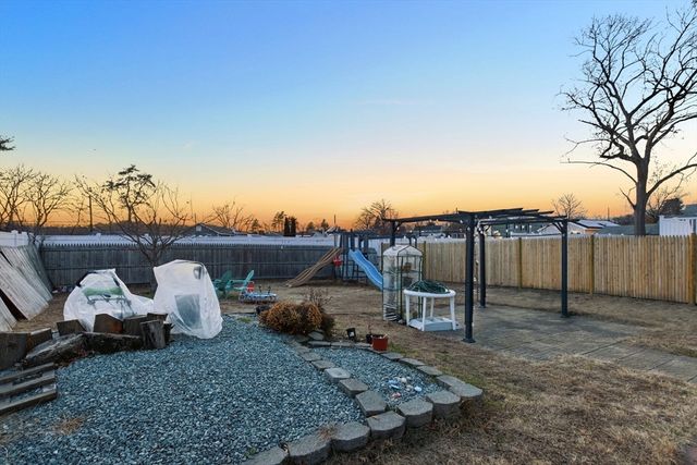 14 Mount Pleasant Ave, Dracut, MA 01826