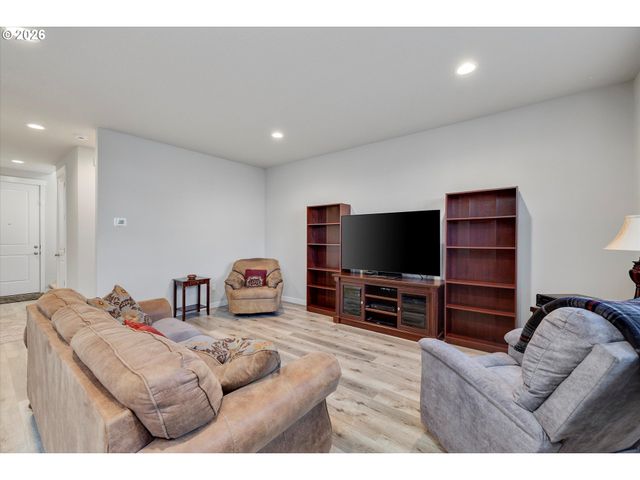 282 W 17TH St, Lafayette, OR 97127