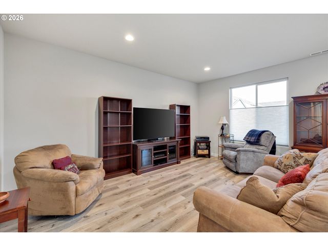 282 W 17TH St, Lafayette, OR 97127